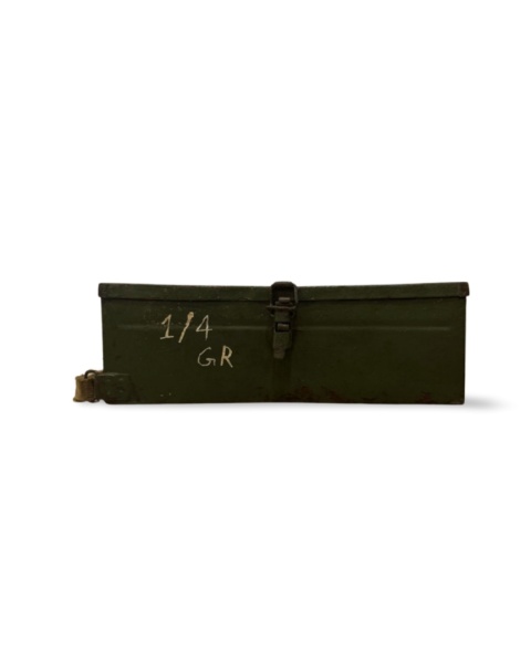 Skrzynia metalowa w stylu militarnym